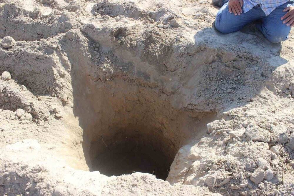 Tarlayı sürerken obruk oluştuğunu zannetti, kuyu çıktı