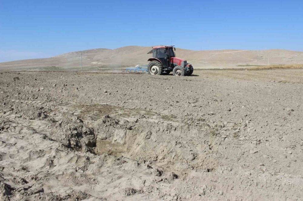 Tarlayı sürerken obruk oluştuğunu zannetti, kuyu çıktı