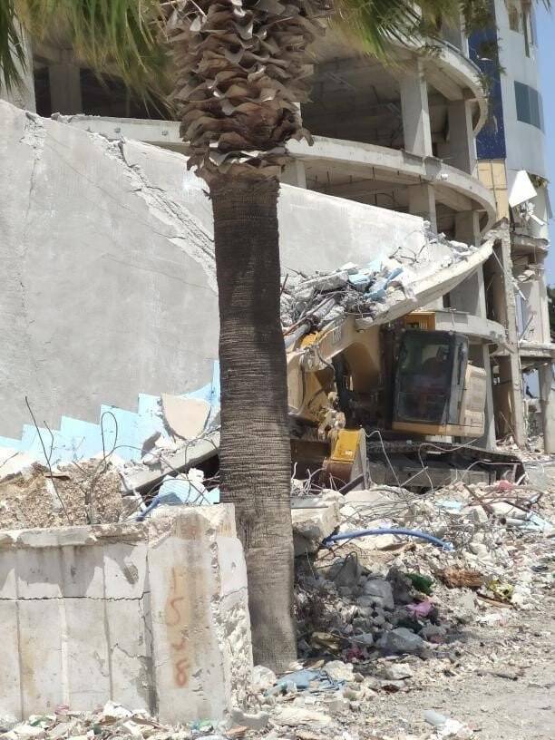 Üzerine iş makinesi devrilen hastane yıkıldı: O yıkım anı kameralara böyle yansıdı!