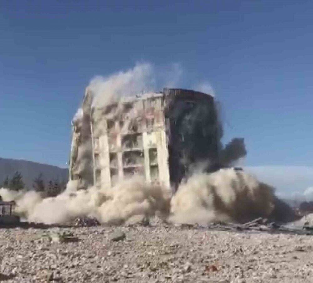 Üzerine iş makinesi devrilen hastane yıkıldı: O yıkım anı kameralara böyle yansıdı!