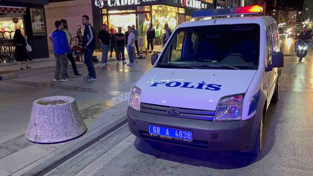 Baba-oğul, 4 kişiyi önce dövüp sonra bıçakladı