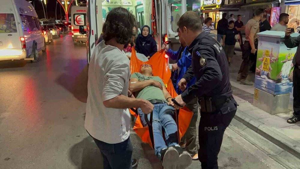 Baba-oğul, 4 kişiyi önce dövüp sonra bıçakladı