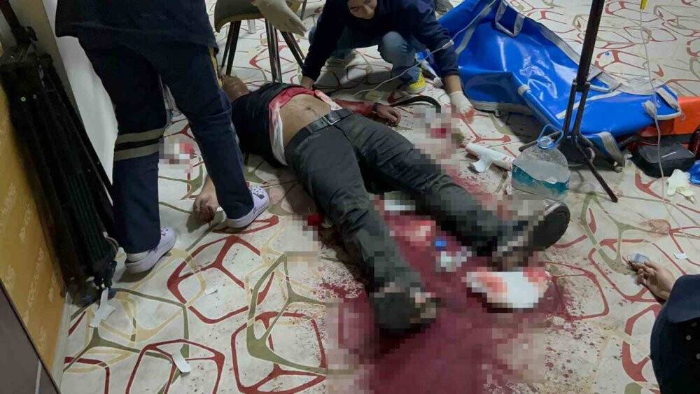 Baba-oğul, 4 kişiyi önce dövüp sonra bıçakladı