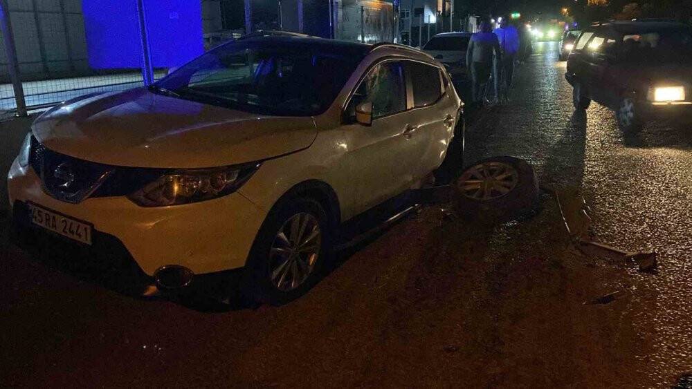 Direksiyon hakimiyetini kaybedince 2 araca birden çarptı: 1 ölü