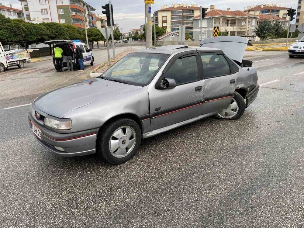 Konya'da kaza: Lüks araç kırmızı ışıkta bekleyen otomobile çarptı: 3 yaralı