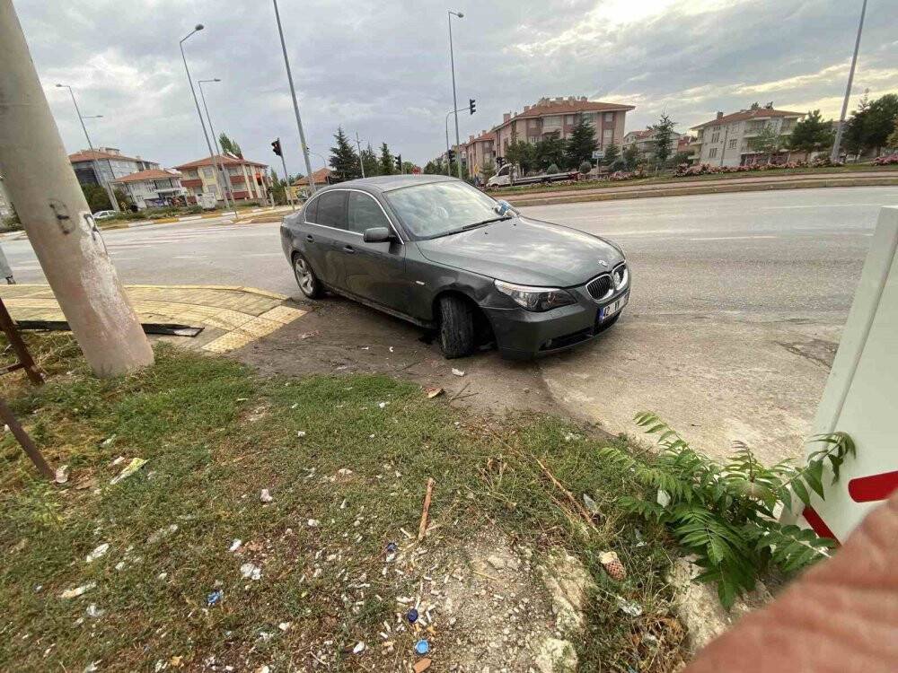 Konya'da kaza: Lüks araç kırmızı ışıkta bekleyen otomobile çarptı: 3 yaralı