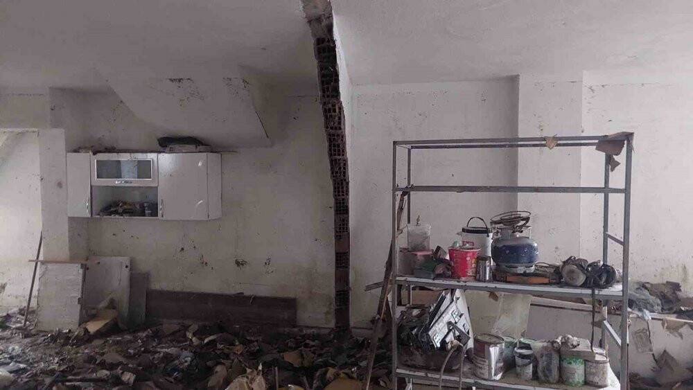 Yağmur duvarı yıktı, komşu iki dükkan birleşti