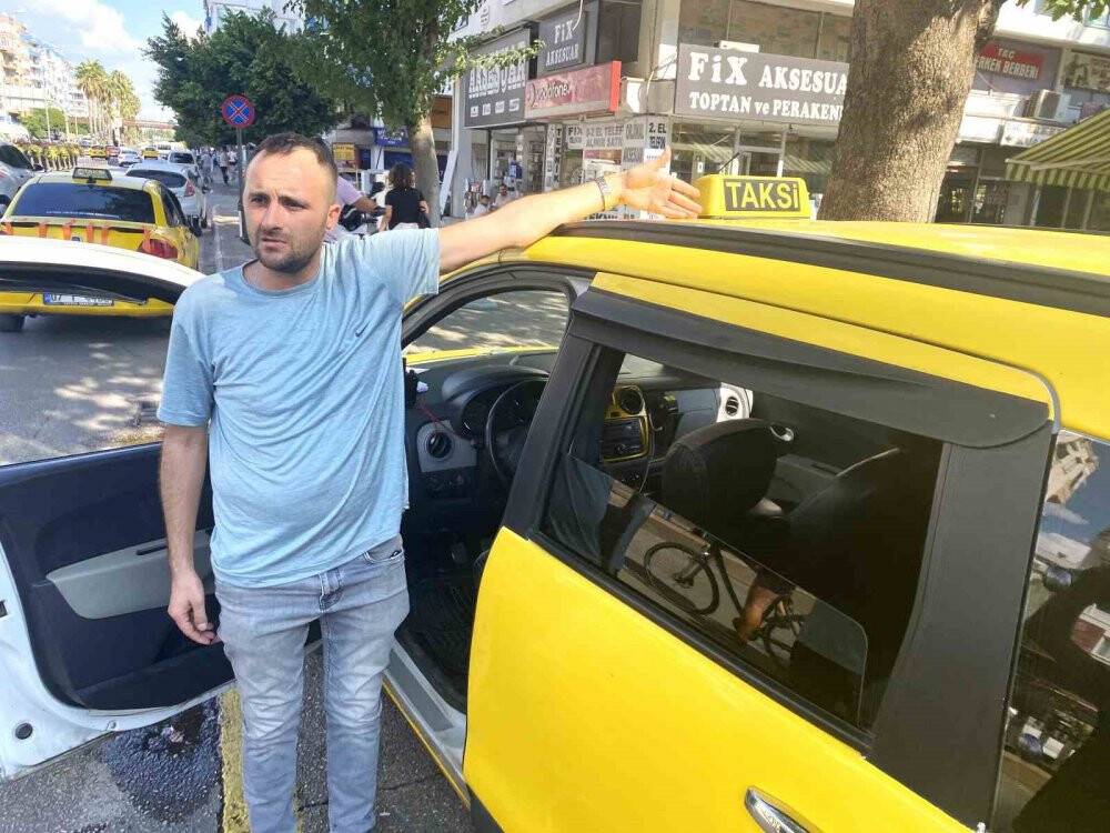 Antalya'da taksi şoförü ile silahlı saldırgan arasındaki arbede araç kamerasına yansıdı