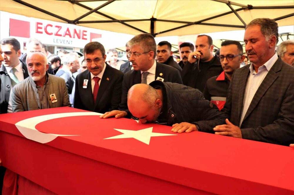 Teröristlerin katlettiği 24 yaşındaki şehit veteriner toprağa verildi