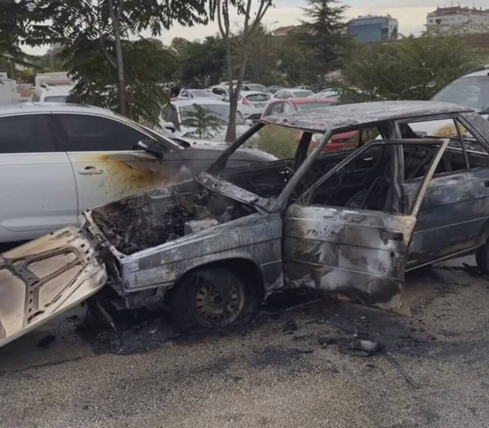 Seyir halindeki otomobil alev aldı