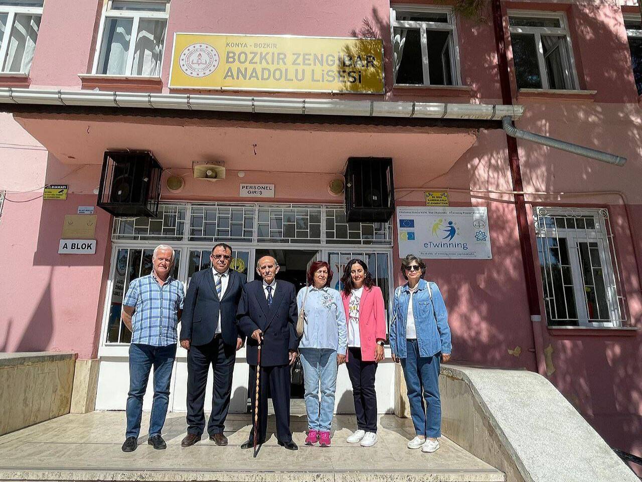 aa-20231004-32308983-32308976-emektar-mudur-55-yil-sonra-misafir-olarak-tekrar-mudur-koltuguna-oturdu.jpg
