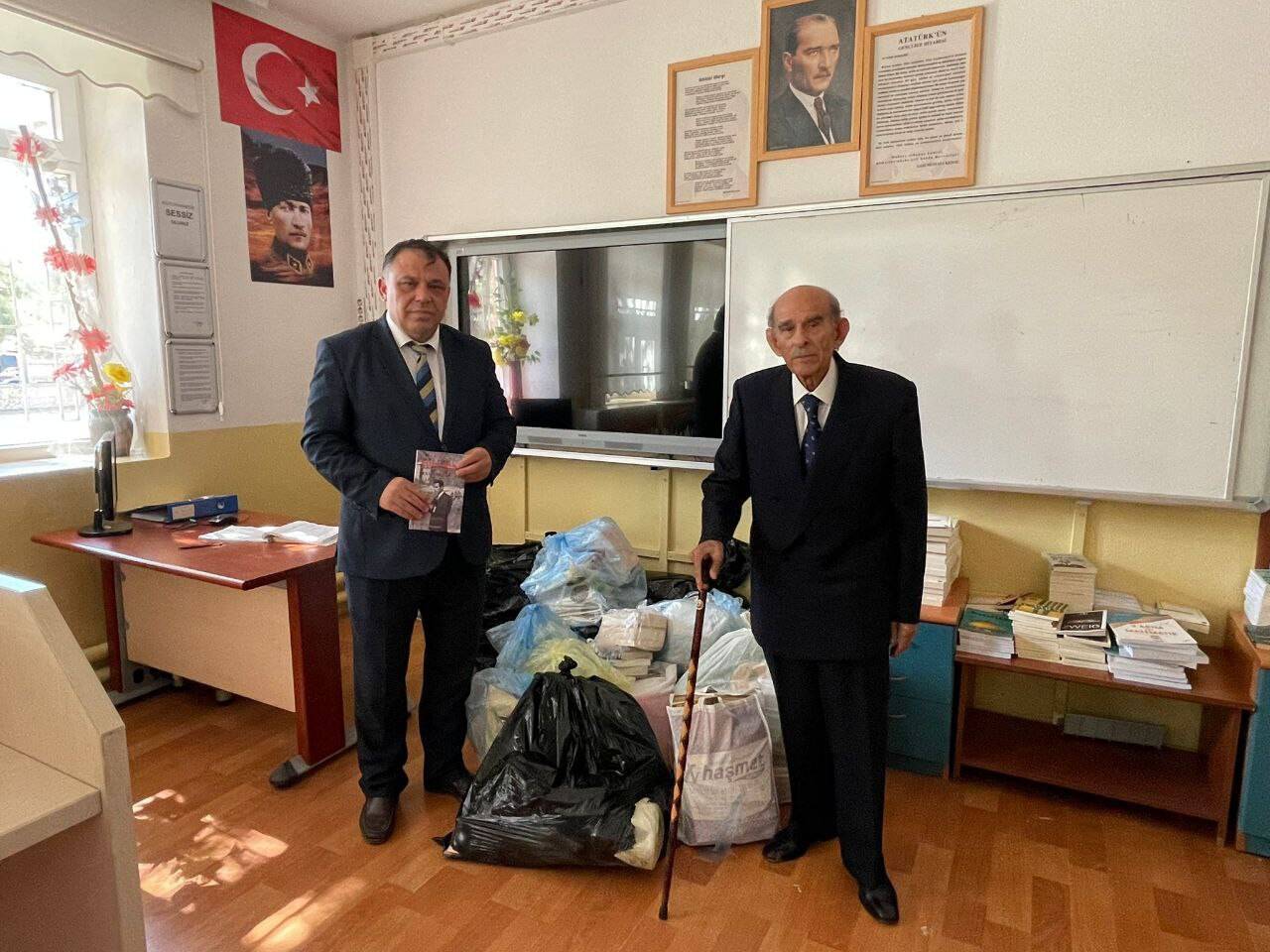 aa-20231004-32308983-32308979-emektar-mudur-55-yil-sonra-misafir-olarak-tekrar-mudur-koltuguna-oturdu.jpg
