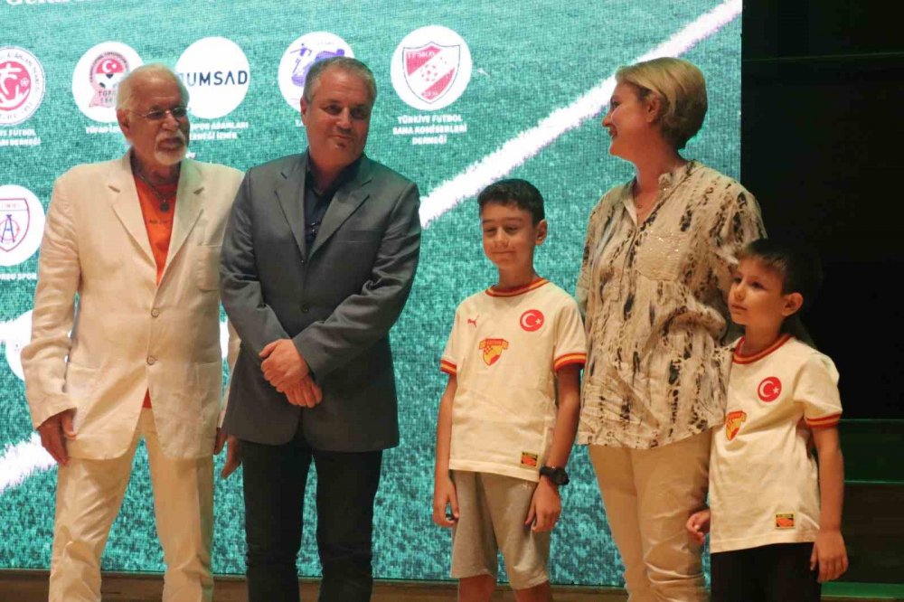 Alsancak Stadyumu'nda unutulmaz anlar: Efsane futbolcular bir araya geldi