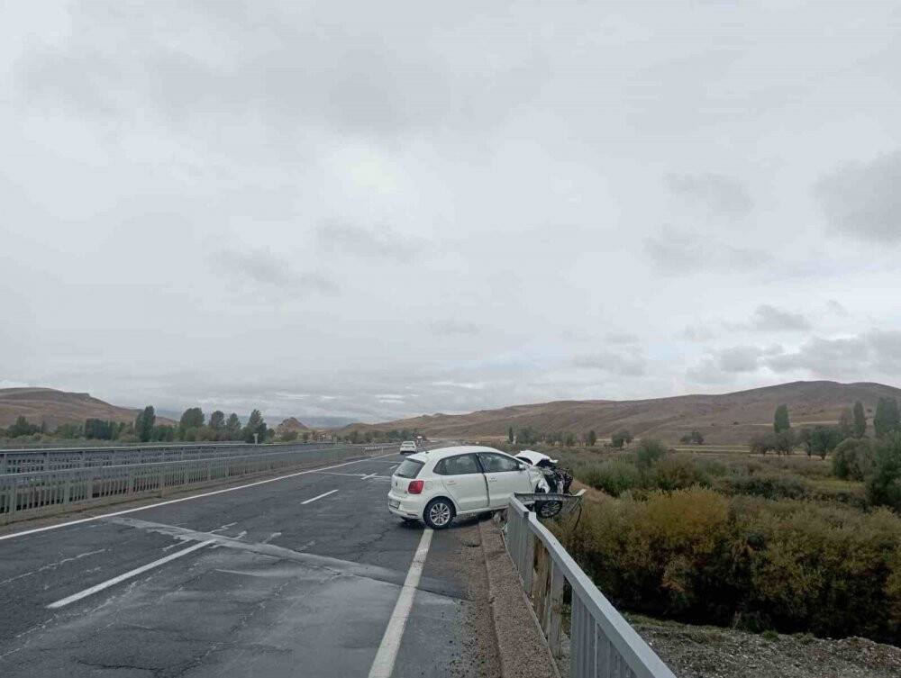 Az kalsın aaşağıya düşüyordu: Otomobil köprüde asılı kaldı