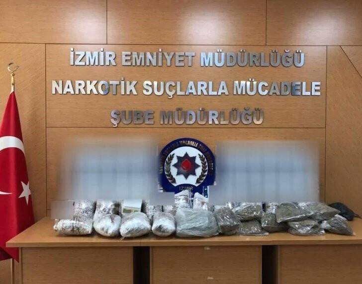 İzmir emniyeti zehir tacirlerini kıskıvrak yakaladı
