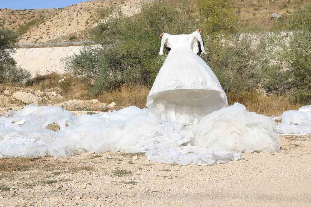 Görenleri bir hayli şaşırttı: Dere kenarına atılmış