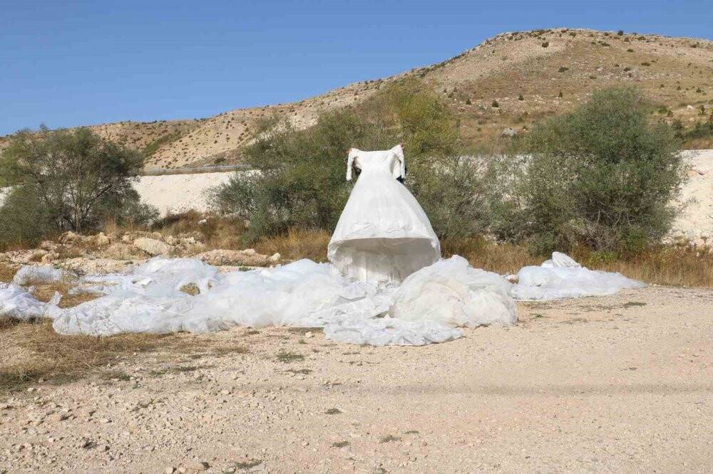 Görenleri bir hayli şaşırttı: Dere kenarına atılmış