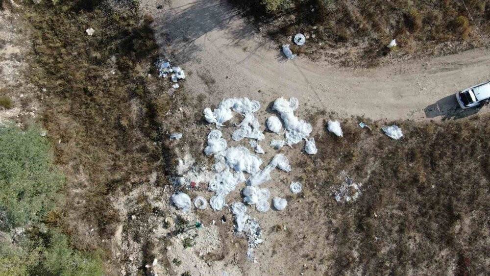 Görenleri bir hayli şaşırttı: Dere kenarına atılmış