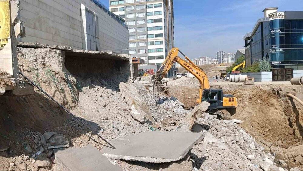 11 katlı binanın otoparkı çöktü! Koç kestiler