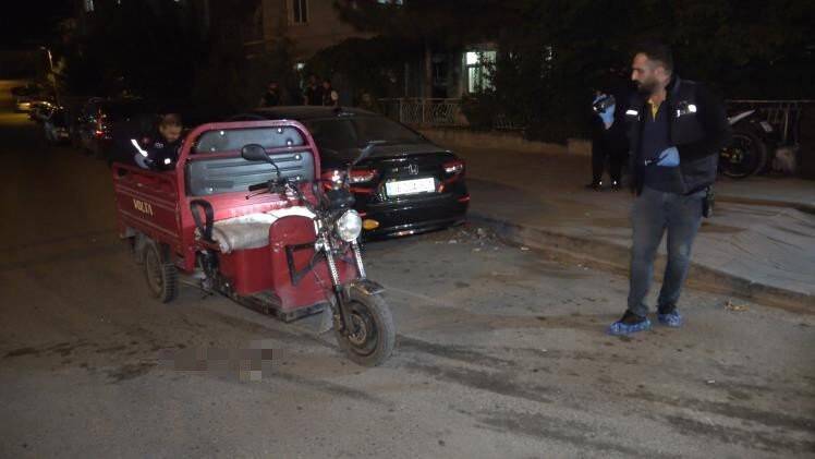 2 dünür birbirine girdi kan aktı: Baba ve oğlu tüfekle vuruldu