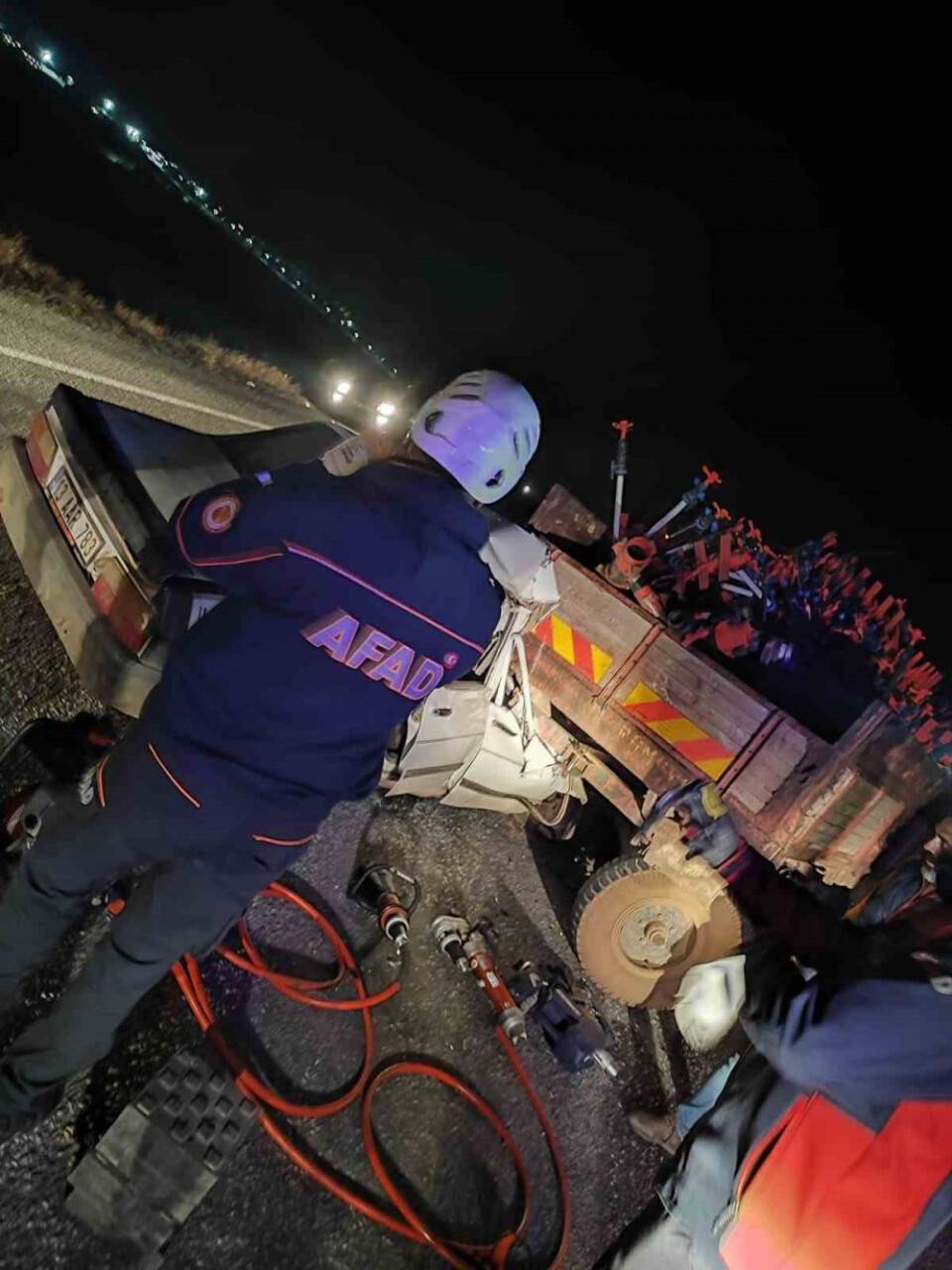 3 römorklu traktöre arkadan çarptı: 1 ölü, 1 yaralı