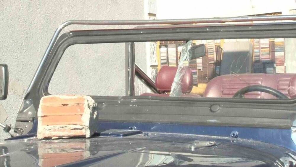 Park halindeki cipe kaldırım taşıyla saldırdı