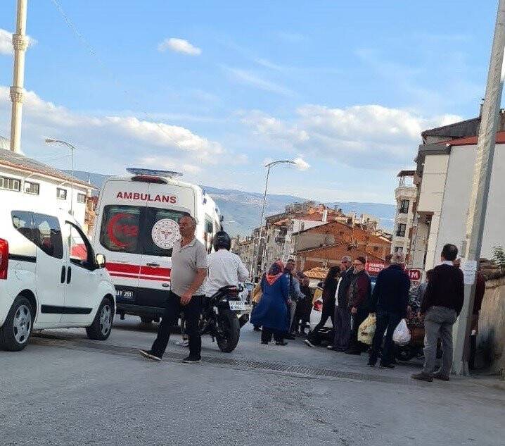 Traktörün çıkan lastiği yerinden çıktı, camiye giden yayaya çarptı