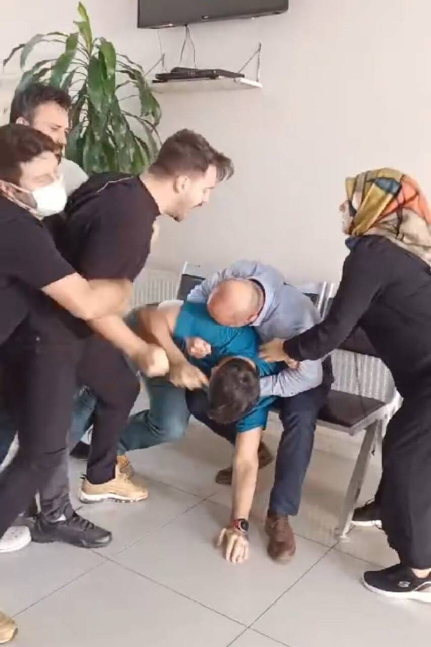 Doktorlara saldıran maganda "Polis bana işlemez!" diye meydan okumuş!