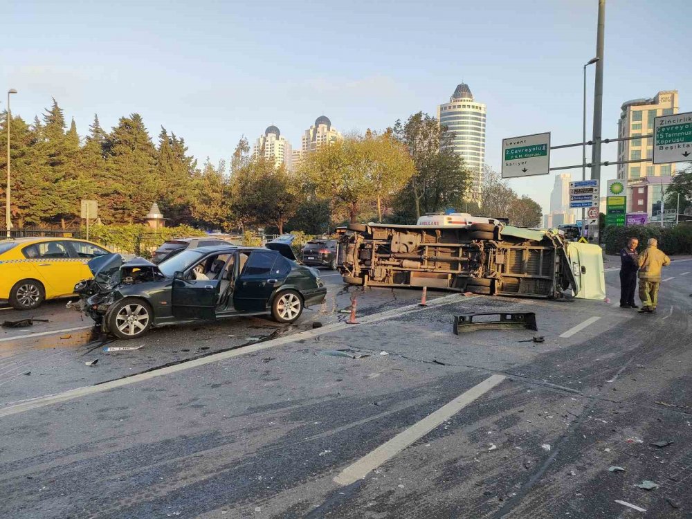 İstanbul'da kaza otomobil minibüse çarptı: 4 yaralı