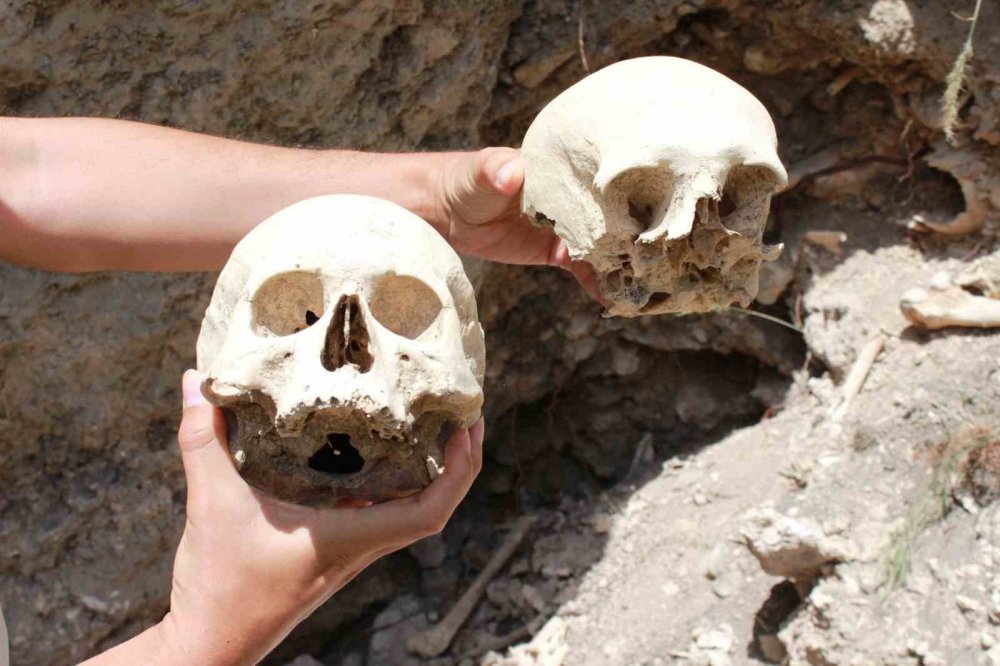 Defineciler tahrip etmişti: Tarihi yerlerde insan kemikleri çıktı