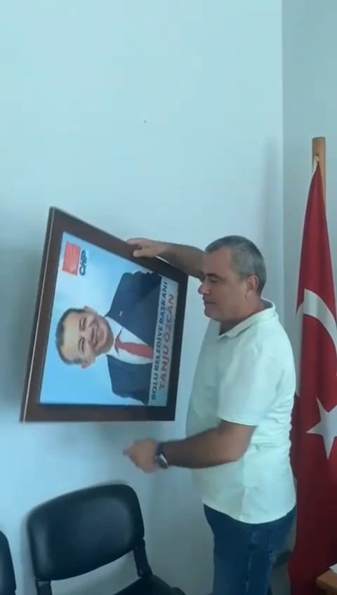 "Diktatör" dediği" CHP Genel Başkanı Kemal Kılıçdaroğlu'na baş kaldıran Tanju Özcan'ın sonu çöp kovası oldu!