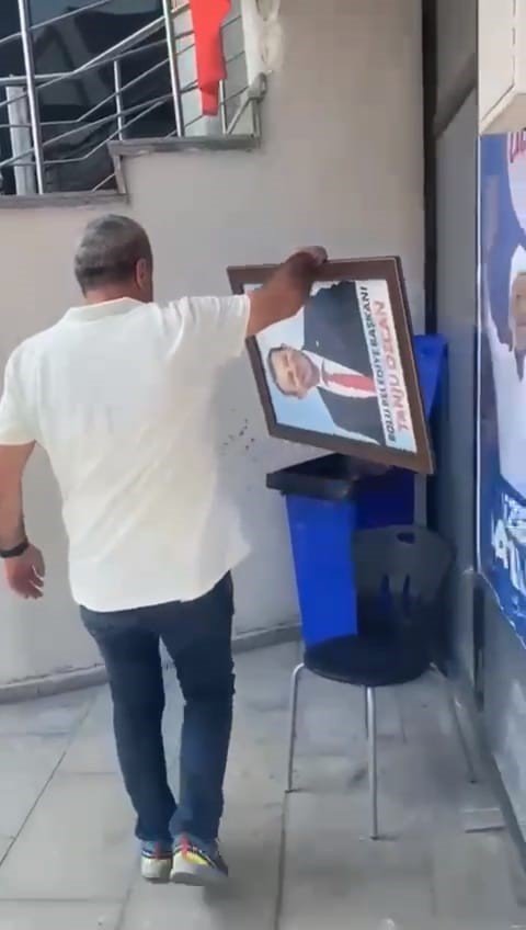 "Diktatör" dediği" CHP Genel Başkanı Kemal Kılıçdaroğlu'na baş kaldıran Tanju Özcan'ın sonu çöp kovası oldu!