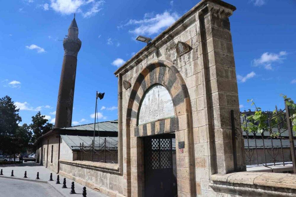 Eğri minare için Türk ve İtalyan bilim adamları devrede: 8 kazıkla korunacak