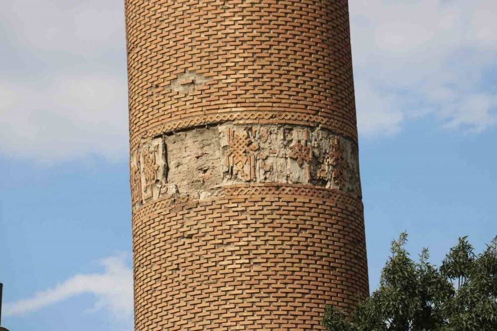 Eğri minare için Türk ve İtalyan bilim adamları devrede: 8 kazıkla korunacak