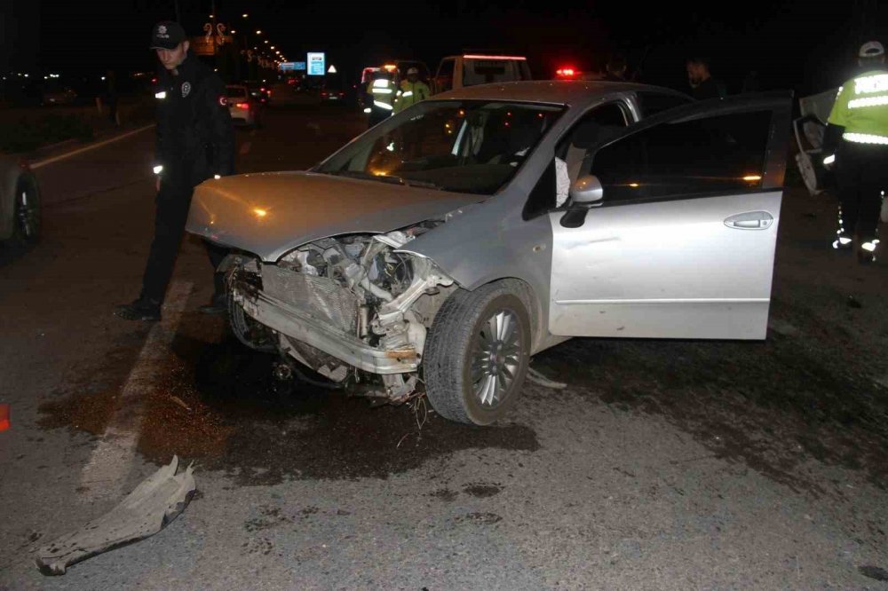 Konya’da iki otomobil kavşakta  çarpıştı: 8 yaralı