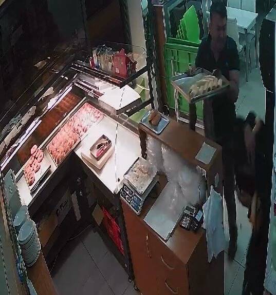 Kasaya daldı ,neye uğradığını şaşırdı:tepsiyi başına yedi