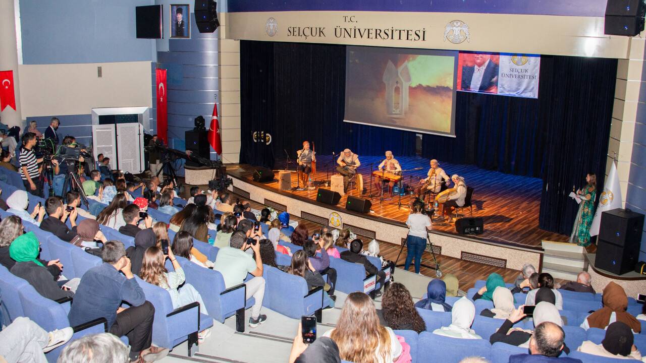 nlu-kazak-muzik-grubu-turan-selcuk-universitesinde-konser-verdi-3.jpg