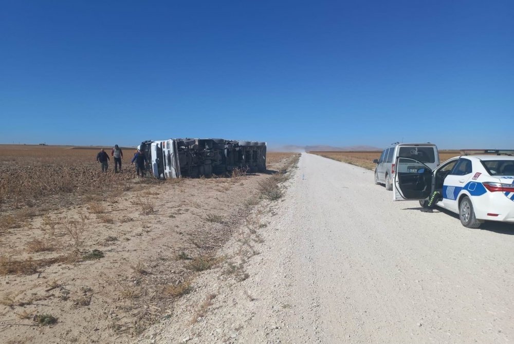 Konya'da pancar yüklü kamyon devrildi