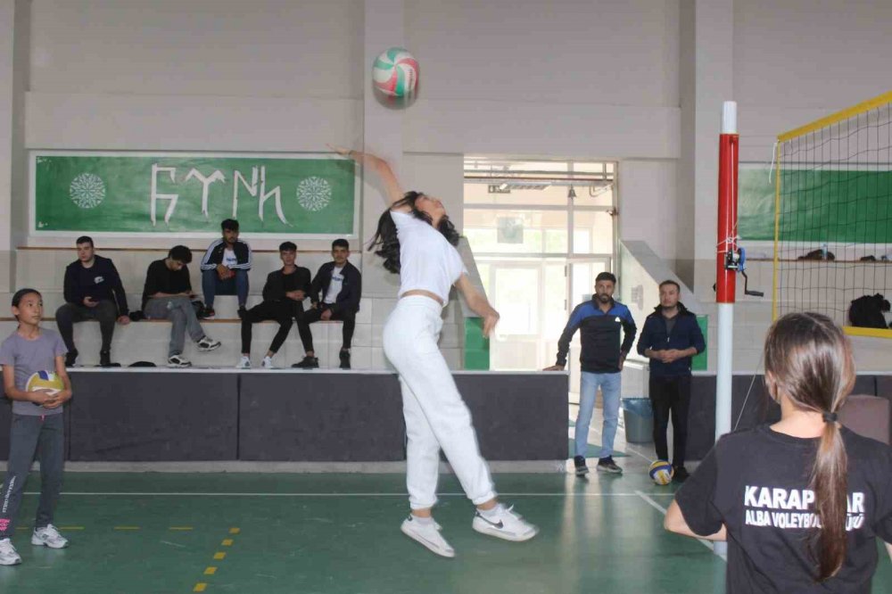 Konya'nın ilçesinde voleybol kursuna yoğun ilgi