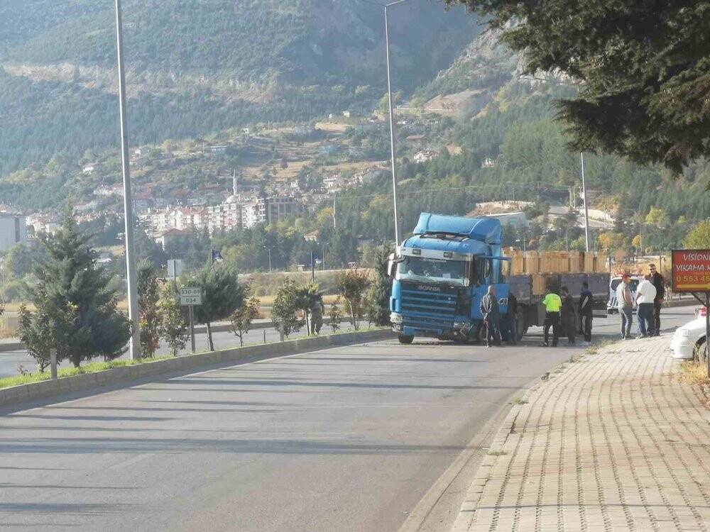 Isparta-Konya yolunda kaza: Tır karşı şeride geçti
