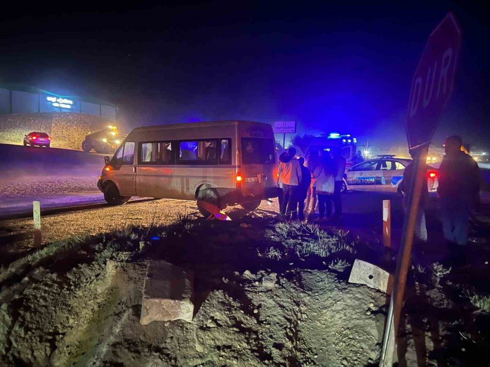 İşçileri taşıyan minibüs refüje çarptı: 7 yaralı
