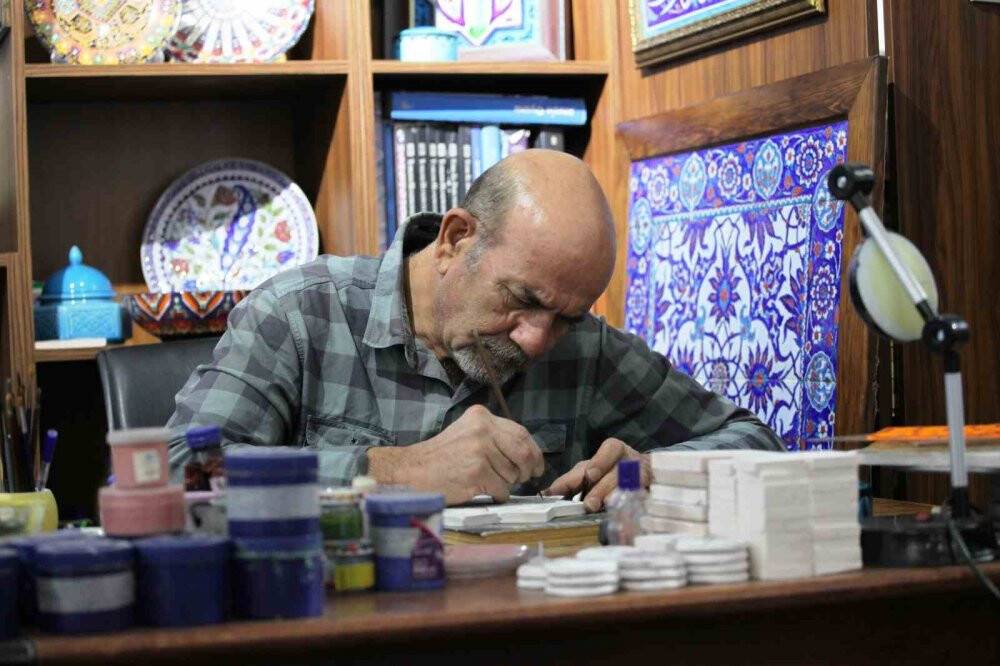 Mevlana Müzesinin yeşil kubbesinin çinileri onun atölyesinden çıktı: Konyalı ustasız usta 30 yıldır bu işi yapıyor