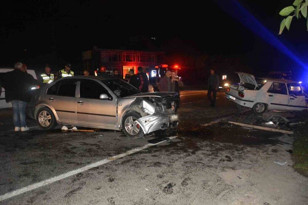 Kafa kafaya çarpıştılar: 6 yaralı