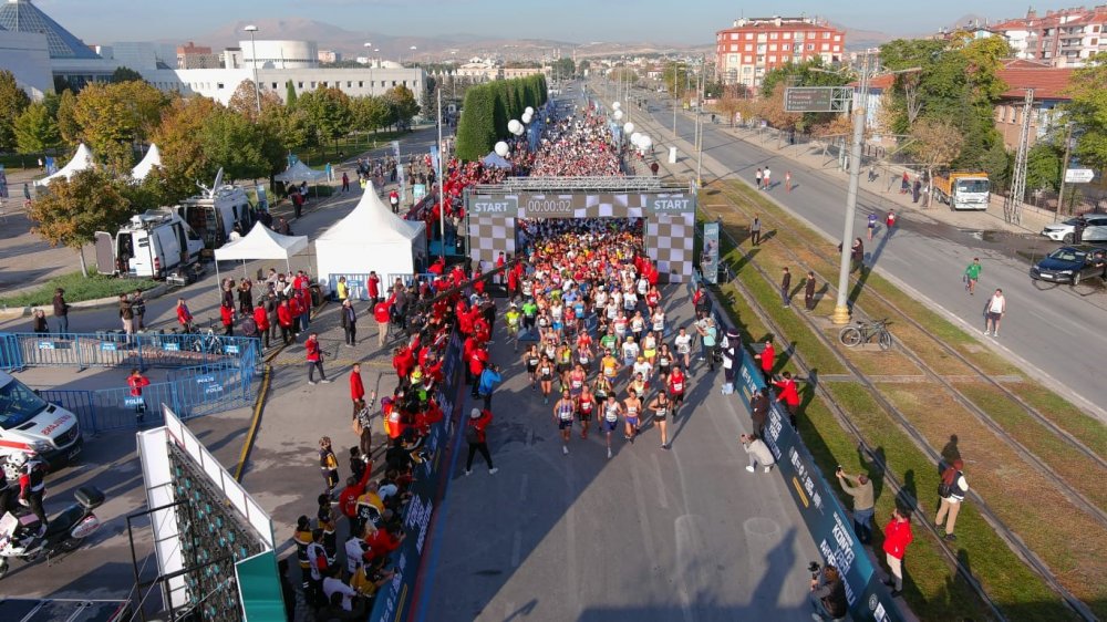 Konya'da binlerce sporcu “iyilik” için koştu