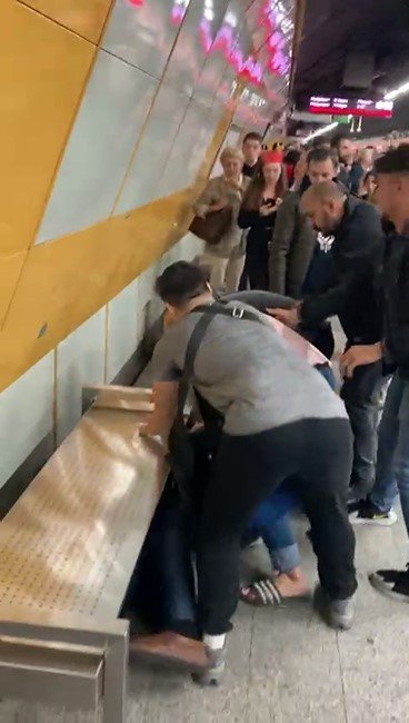 Metroda tartıştığı kadına yumruk attı!
