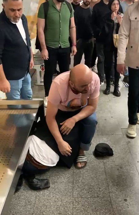 Metroda tartıştığı kadına yumruk attı!