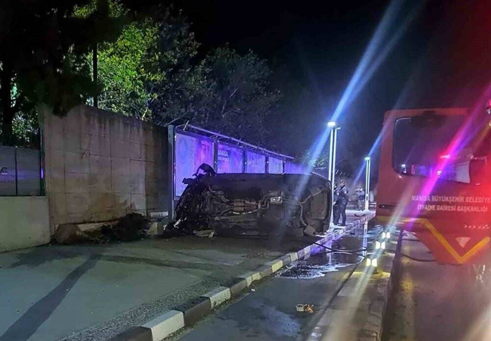 Manisa’nın Yunusemre ilçesinde bir otomobil kontrolden çıkarak devrildi