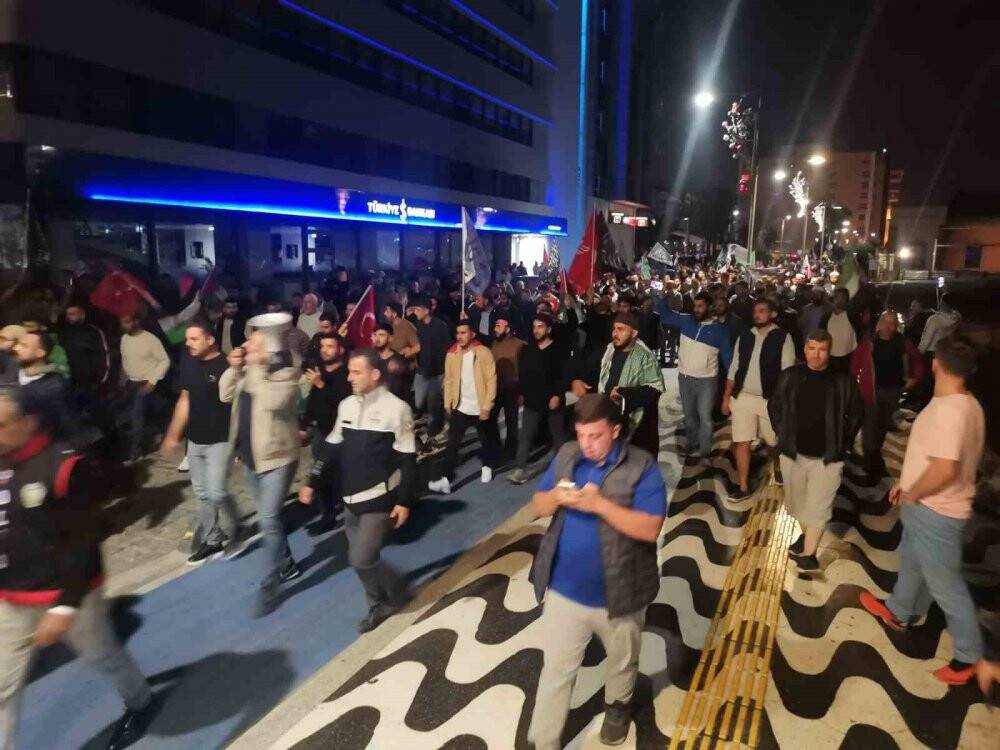 İzmir'de İsrail'in Gazze saldırısı protesto edildi