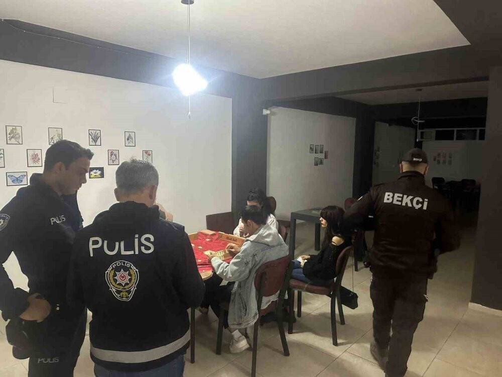 Manisa Emniyeti göz açtırmadı: Aranan 9 kişi yakalandı