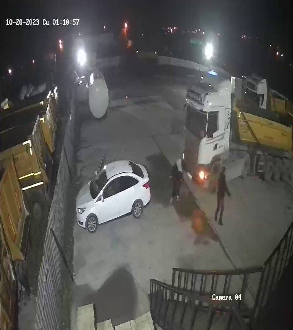 16 otomobile hasar veren hafriyat kamyonu dehşetinde yeni görüntü: Anne babasını ezmeye çalıştı